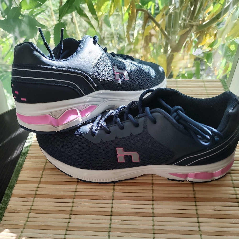 Hind athletic shoes. Navy pink trim. New. Size 7.5 - Picture 11 of 16